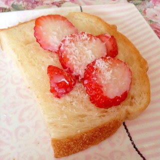 ミルキー♡苺のココナッツ練乳トースト